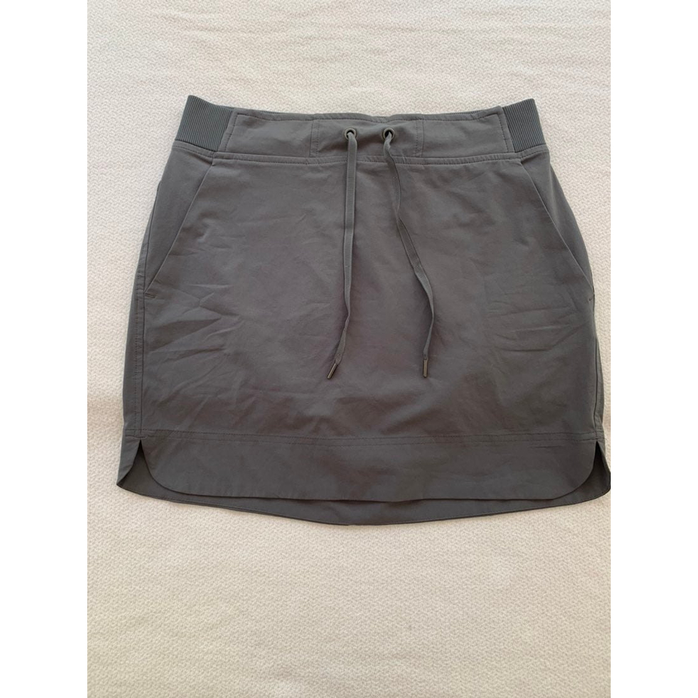 Athleta Slate Gray On-The-Go Skirt with Ties and Pockets, Size 4